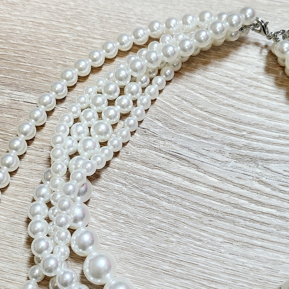 Elegant White Faux Pearl Necklace - Picture 3 of 4